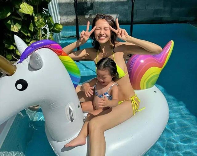 香港女星汤怡胸部意外丰满引质疑,消瘦身材与胸骨成焦点