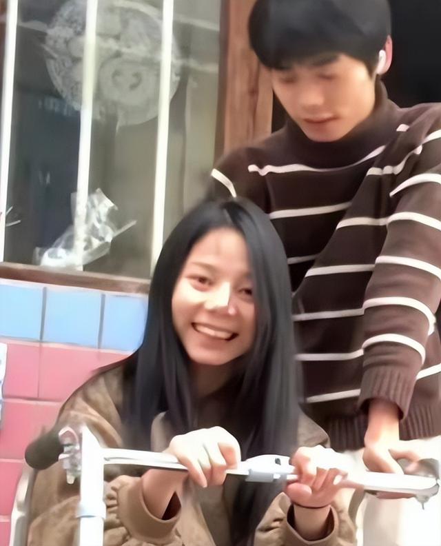 无手残疾女孩:户外直播唱歌遭“咸猪手”,被拍屁股后委屈落泪