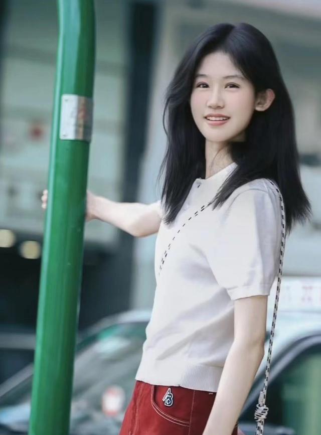 陆毅女儿贝尔近照惊艳,腿又长又细,身高直逼180cm