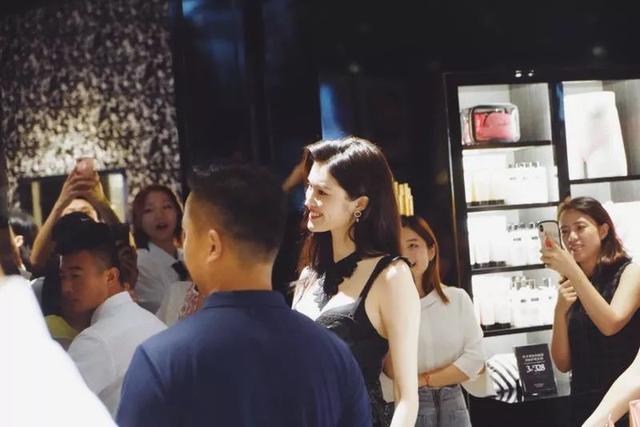 “维密天使”何穗下午在杭州被围观,原来那些传说是真的,肤白胸大、腿长两米、自带光环!