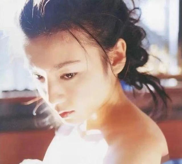 42 岁美少女,曾拍“三级片”,性感不输柳岩