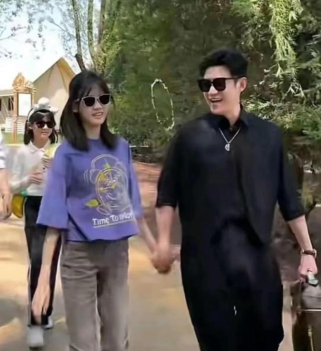 陆毅女儿贝尔近照惊艳,腿又长又细,身高直逼180cm