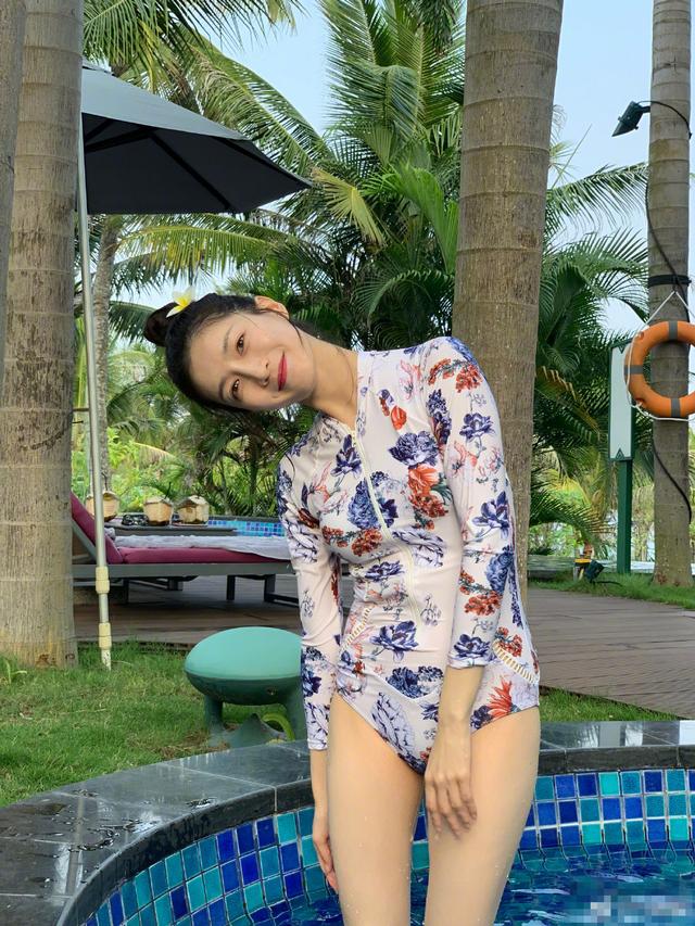 女明星们的泳衣有多保守?张天爱穿潜水服游泳,江疏影穿长袖戏水