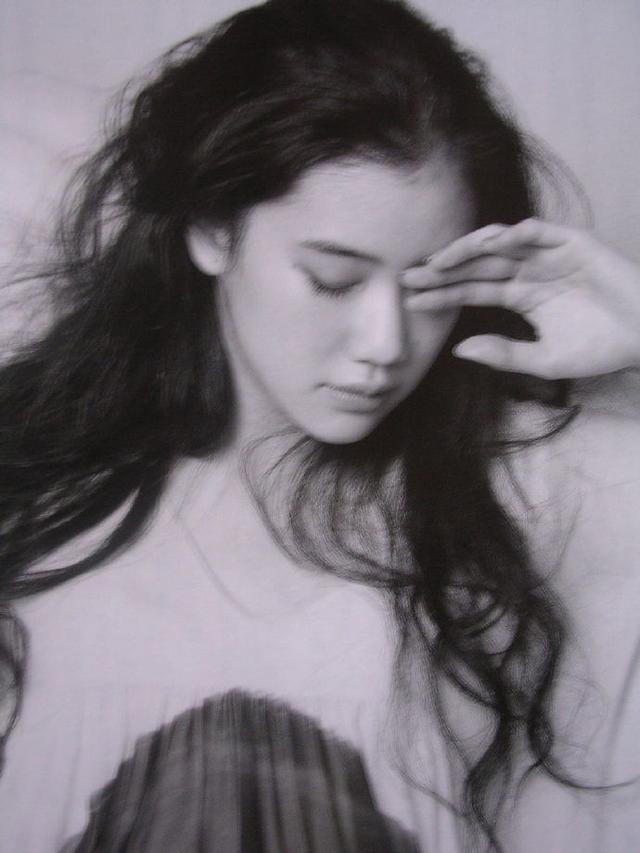 日本女星苍井优身穿黄裙靓丽妩媚!肤白貌美又纯又欲