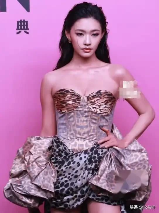 深圳这一夜,赵露思、林允的胸,露背的娜扎,都败给了朱珠的深V