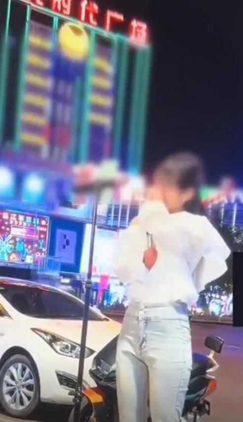 无手残疾女孩:户外直播唱歌遭“咸猪手”,被拍屁股后委屈落泪