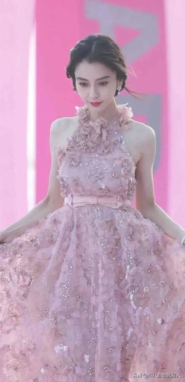 赵丽颖的副乳,杨幂的扁屁股,鞠婧祎的腿,女明星的身材也很真实