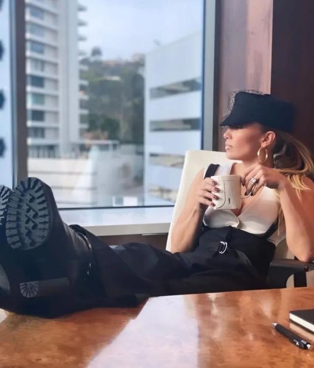 Jennifer Lopez 全裸拍新歌封面,这身材51岁?