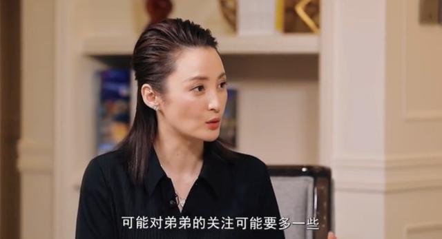 45岁蒋勤勤黑丝长腿超性感,半透衬衣露细腰,曾高龄二胎显衰老