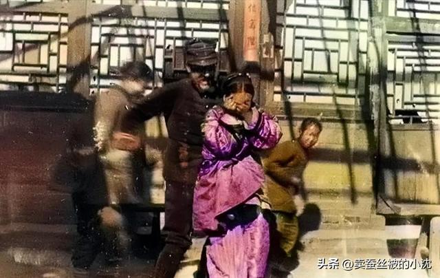 30张屈辱照片:德国女犯一丝不挂被枪决,被拍卖的大胸女人