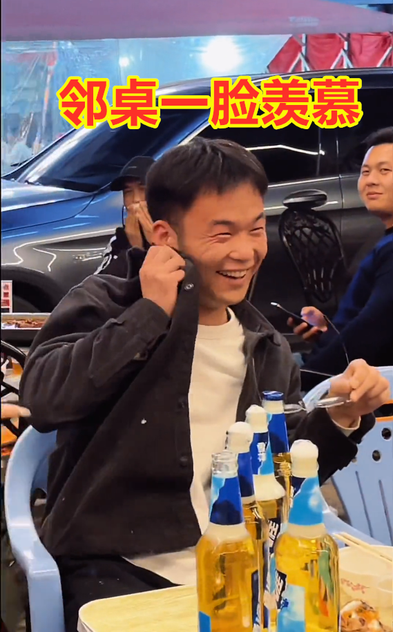 老板娘“花式”开啤酒,故意“使坏”喷食客一脸,被喷男子笑开花