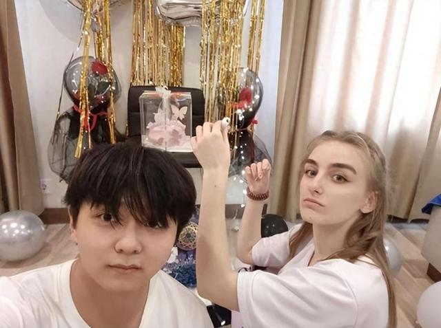 中国留学生爱上俄罗斯美女,每天被女友亲上百次,睡个懒觉都不成
