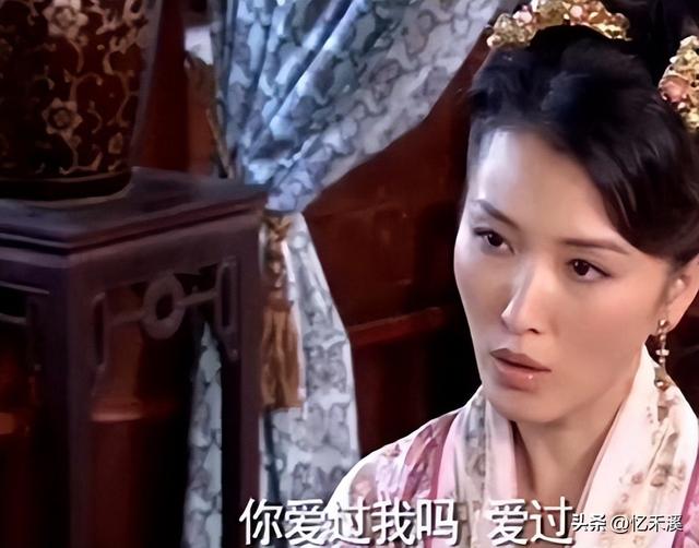 牛角胸罩,诱惑式舔刀尖,这些颠覆三观的镜头,看完让人一言难尽