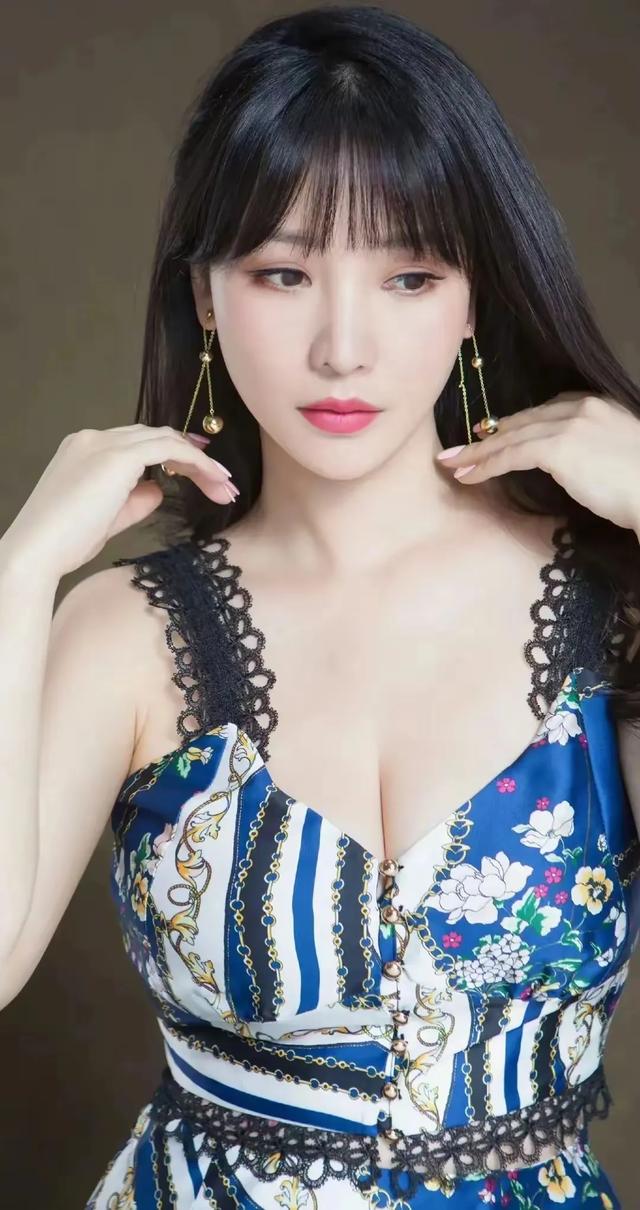 这谁顶得住嘛?柳岩胸部丰满有料,身材真的绝!硬控路人纷纷侧目