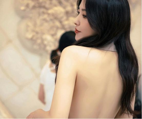 李小冉的胸,闫妮的腿,殷桃的腰,这6位中年女星性感起来迷死人