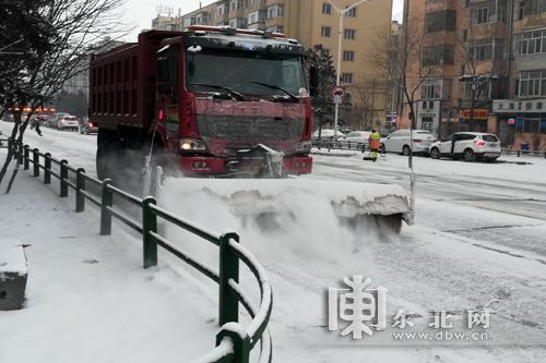 这两个美女空姐在干嘛呢?注意飞机要起飞了
