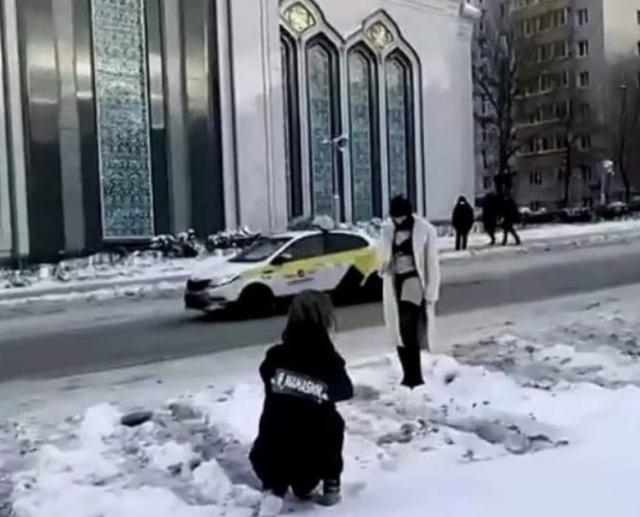 俄女子教堂外拍性感大片,穿比基尼搔首弄姿,半裸身体秀美腿细腰