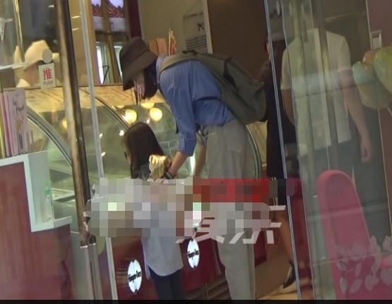 张梓琳带4岁女儿逛街,胖妹身高太吓人,直逼妈妈腰部长腿惹人羡