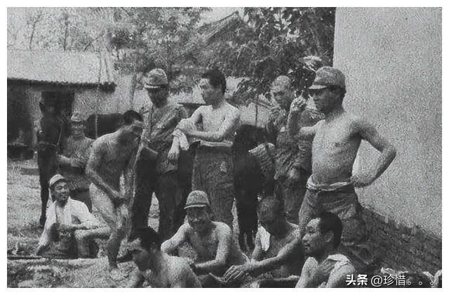 日寇镜头里的河南安阳,年轻女子对鬼子谄笑,日本探子穿着便衣
