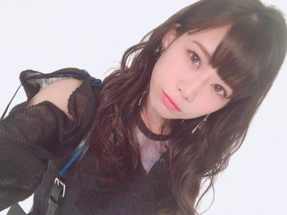 丰满车灯夺人眼球!日本正妹偶像 奥津マリリ 美照赏
