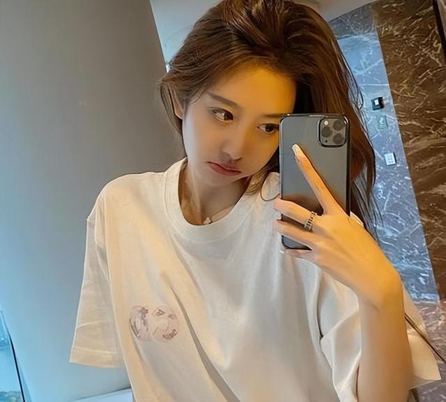 三只羊:性感美女主播卓仕琳,拌胸写真身材劲爆,连看99次啊!