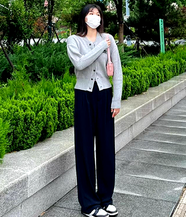 这才是今秋流行打扮:西裤+运动鞋,40、50岁女人穿洋气舒适
