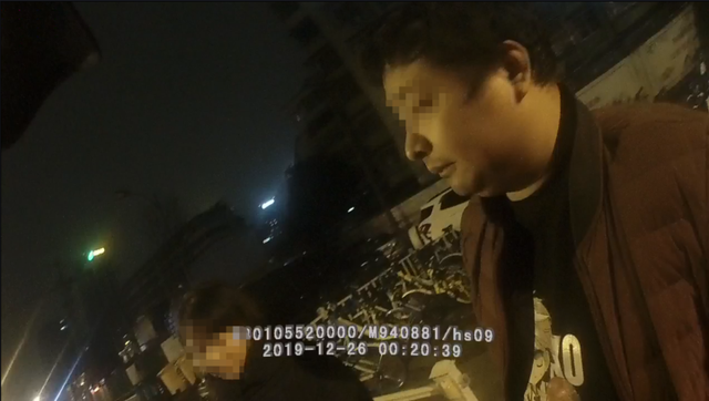 还手机没拿到好处费,的哥伸手抓女乘客胸部后后悔:要不你打我,甩我两个巴掌也行啊