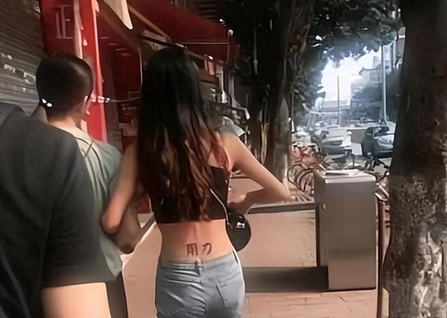 妹子真大胆,这样的纹身都敢露出来,我在她身后都替她感到尴尬