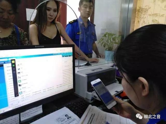 电动车违停被扣,为何这位俄罗斯美女还连声感谢柳北区城管?