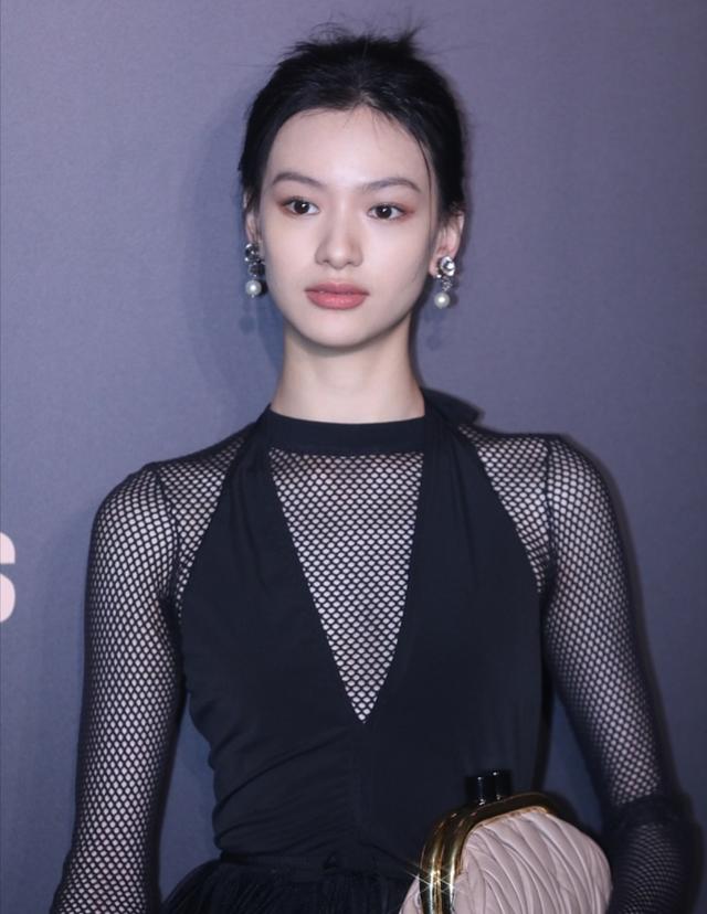 21岁女演员穿黑色透视装秀好身材,刚出道就穿性感装被批博眼球