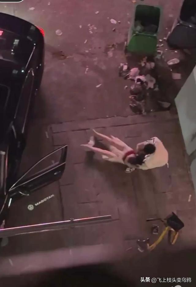 刺激!长腿美女小姐姐被暴揍