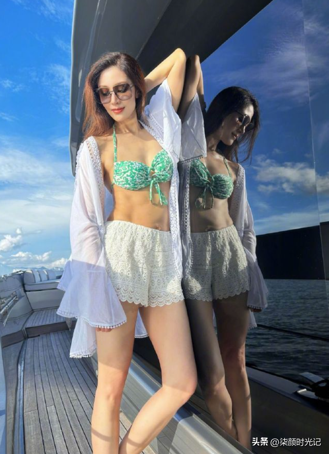 李嘉欣海边热裤露臀照,53岁秀性感好身材,网友:这身材,绝了!
