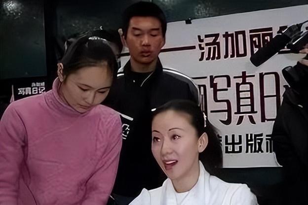 中国初代裸模汤加丽:被父亲嫌弃,和丈夫离婚,今48岁成单亲妈妈