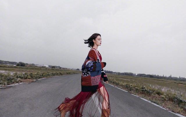 美女拿个狗尾巴草都好看,张馨予穿露脐装大秀长腿,氛围感太强