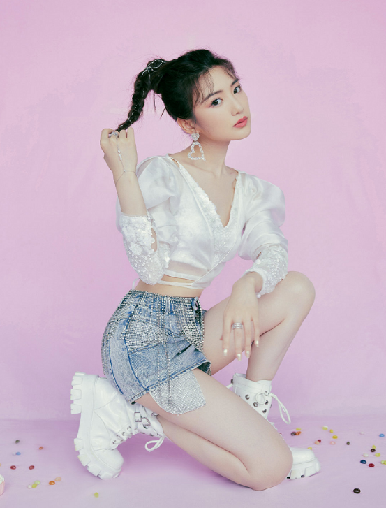 毛晓彤也是个长腿美女,元气超短牛仔裤搭配,减龄又有点小火辣