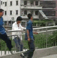 妹子真大胆,这样的纹身都敢露出来,我在她身后都替她感到尴尬