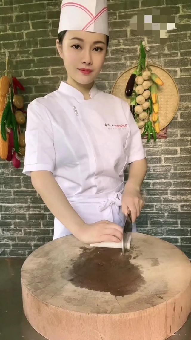 美女厨师,不靠颜值靠手艺,喜欢的粉丝点赞