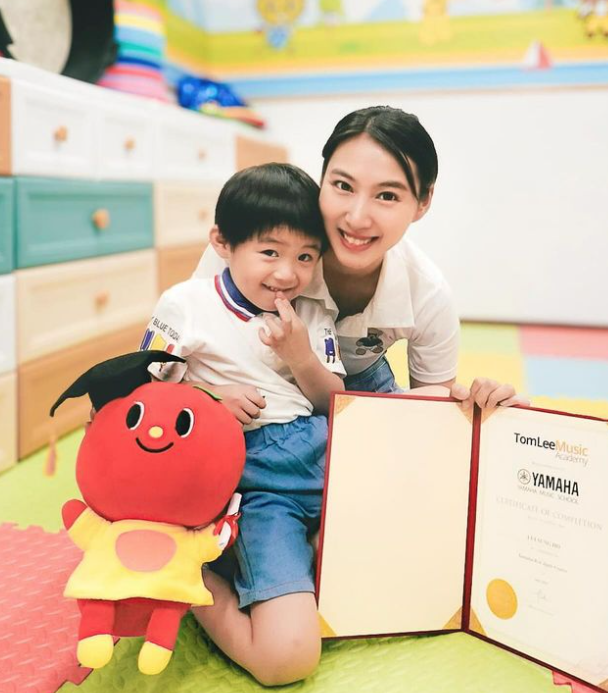 香港女星痛哭控诉前夫是骗子!榨干百万存款不工作,经常发狂闹事