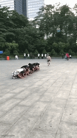 周冬雨脱了!上半身全裸“手也不遮”,破尺度大片引热议