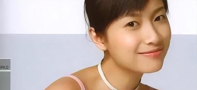 抽烟成瘾的六位女明星,个个都是老烟民,刘亦菲14岁就会抽烟了