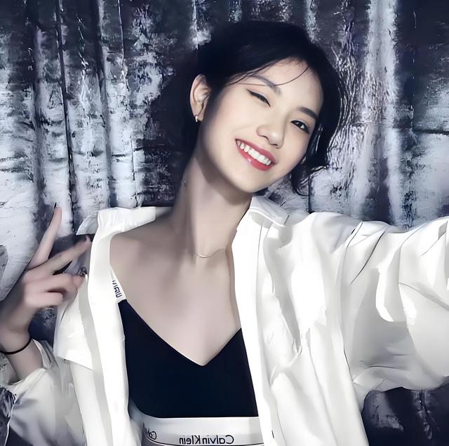 田径女神夏思凝穿半透明蕾丝衣裙露性感曲线,网友喷:尺度过大