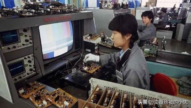 30张屈辱照片:德国女犯一丝不挂被枪决,被拍卖的大胸女人