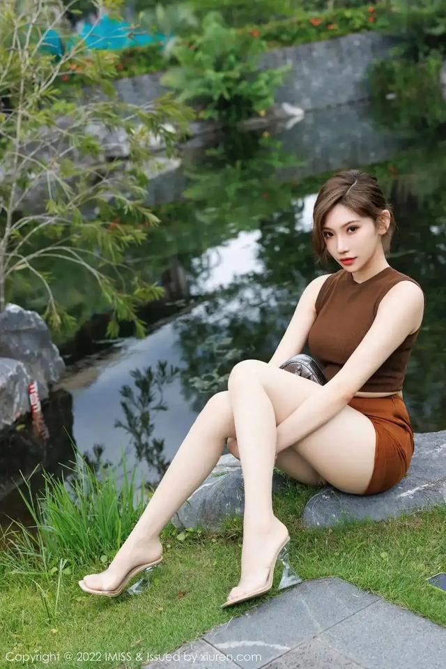 妩媚动人紧身热辣短裤美女小姐姐,摆造型,秀170美腿