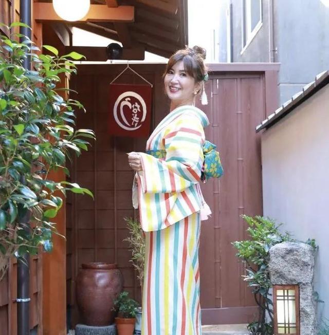 日本71岁美女奶奶颜值逆龄,身材不输少女!和孙子出门被认母子