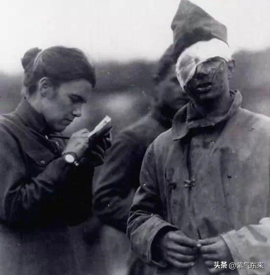 罕见耻辱老照片:被拍卖的大胸女人,全裸女人被男人拿枪指着