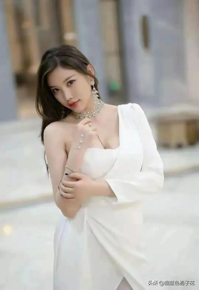 杨晨晨,高开叉大长腿,白丝高跟鞋