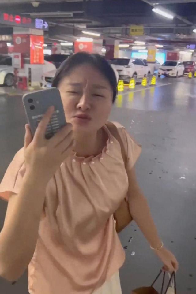女子车上脱鞋躺下,后座不停换姿势,司机目睹后表情尴尬