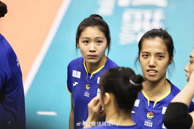 惊喜!中国女排又一美女新星脱颖而出,年仅17岁长相清纯气质甚佳