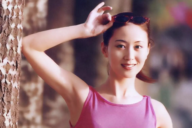 中国初代裸模汤加丽:被父亲嫌弃,和丈夫离婚,今48岁成单亲妈妈
