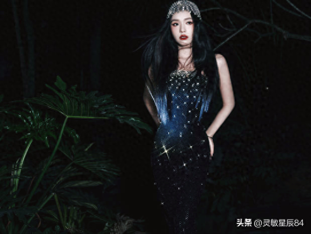 林允穿黑色镶钻紧身裙性感迷人 化身丛林蛇女神秘妩媚!